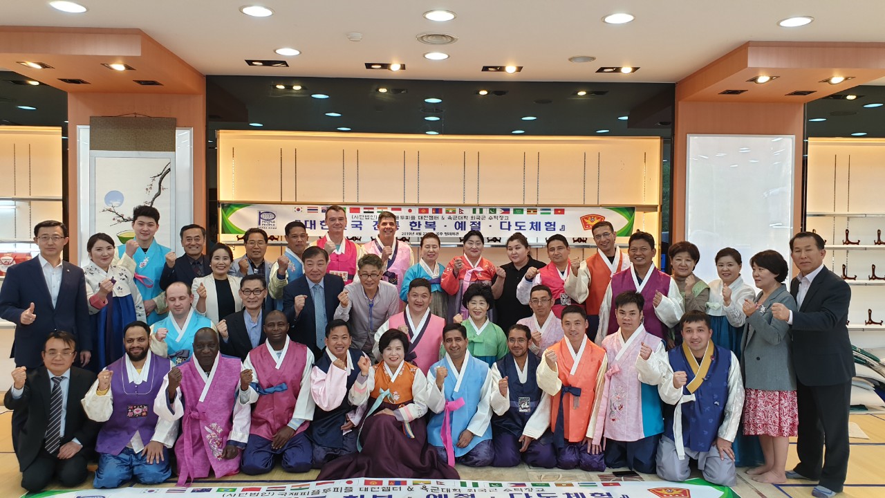 대전챕터(외국군 수탁장교 한복 예절 다도체험).jpg